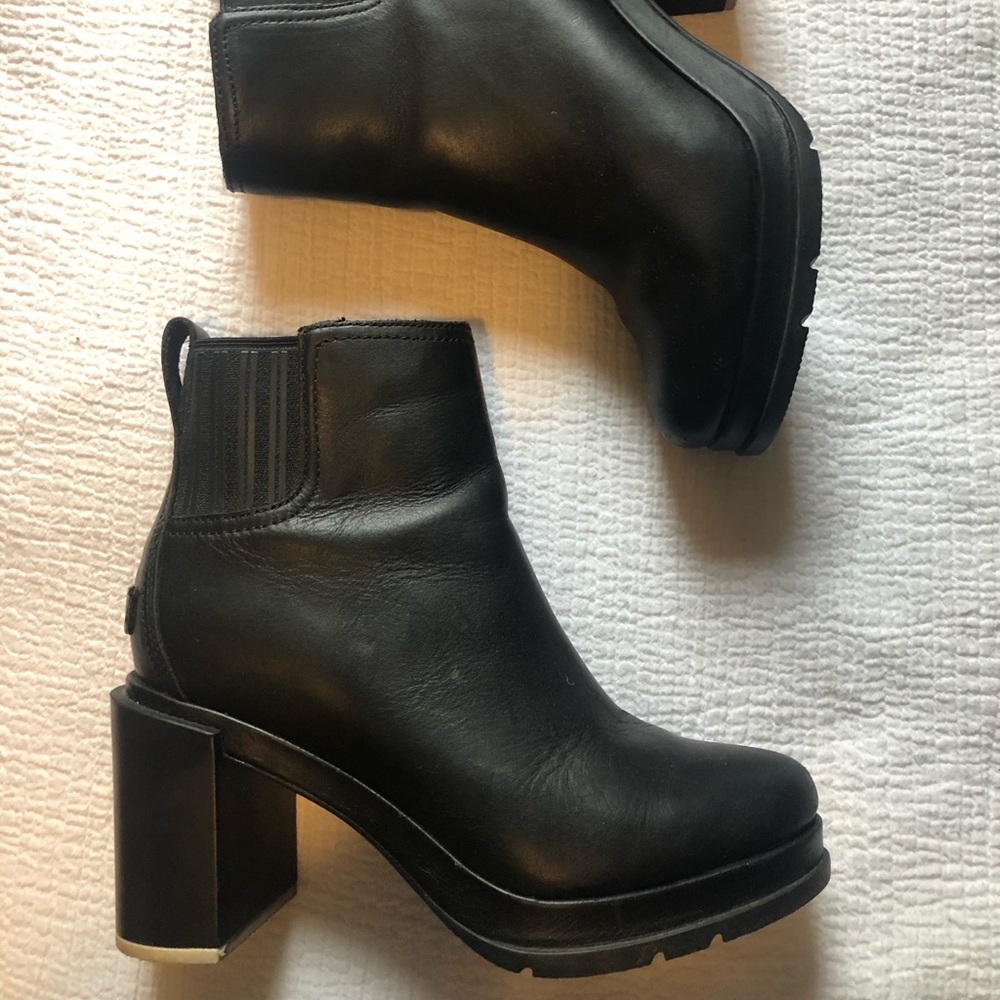 Sorel platform boots size 6.5